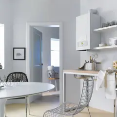 Nowoczesny piec gazowy 24kW, idealny do ogrzewania domu o powierzchni do 200m². W kuchni z jadalnią, gdzie panuje jasna, minimalistyczna estetyka.