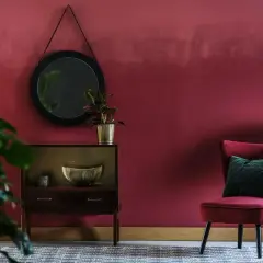 Eleganckie wnętrze z **kolorem burgund z czym łączyć**? Zobacz, jak pięknie wygląda z butelkową zielenią i złotymi dodatkami.
