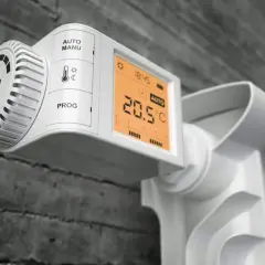 Nowoczesne rodzaje głowic termostatycznych na grzejniku: cyfrowy wyświetlacz pokazuje 20.5°C, tryb AUTO.