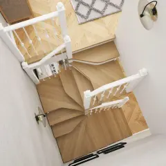 Jak zrobić schody drewniane? Eleganckie, kręcone schody z jasnego drewna z białymi balustradami, idealne do nowoczesnego wnętrza.