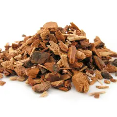 Kora drzewa w odcieniach czerwonobrunatnych, inaczej niż zwykle, tworzy sypką, naturalną górkę.