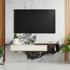 Nowoczesny salon z telewizorem na marmurowej ścianie. Po bokach stoją rośliny, a pod ekranem znajduje się półka.