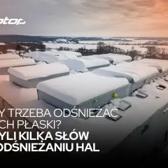 Zimowy krajobraz z halami przemysłowymi. Czy dom z płaskim dachem tanszy wymaga odśnieżania?
