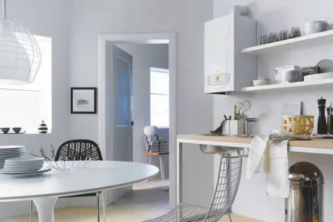 Nowoczesny piec gazowy 24kW, idealny do ogrzewania domu o powierzchni do 200m². W kuchni z jadalnią, gdzie panuje jasna, minimalistyczna estetyka.