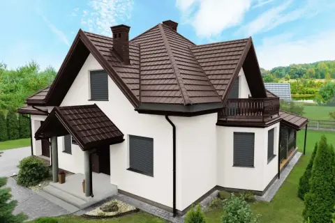 Nowoczesny dom z białą elewacją i brązowym dachem. Antracytowa elewacja domu jest subtelnie podkreślona przez ciemne okiennice.