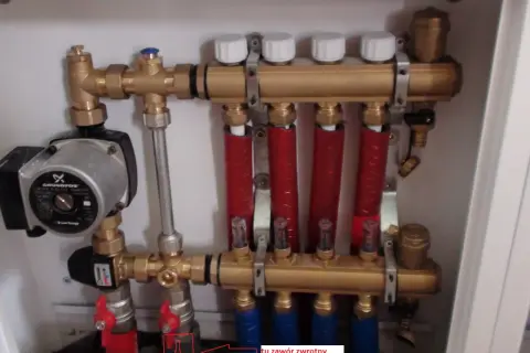 Instalacja ogrzewania podłogowego. Zwróć uwagę na zawór zwrotny, to dobre miejsce, gdzie zamontować odpowietrznik automatyczny.