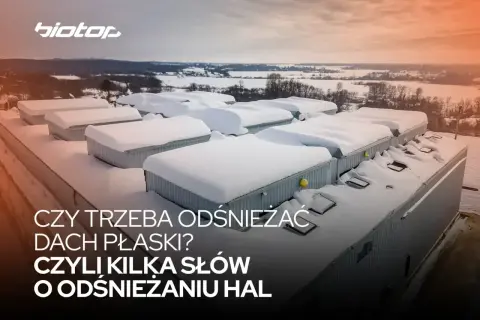 Zimowy krajobraz z halami przemysłowymi. Czy dom z płaskim dachem tanszy wymaga odśnieżania?