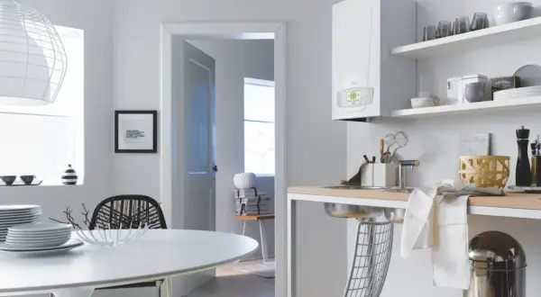 Nowoczesny piec gazowy 24kW, idealny do ogrzewania domu o powierzchni do 200m². W kuchni z jadalnią, gdzie panuje jasna, minimalistyczna estetyka.