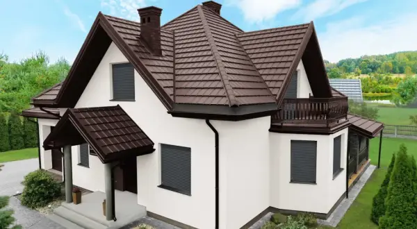 Nowoczesny dom z białą elewacją i brązowym dachem. Antracytowa elewacja domu jest subtelnie podkreślona przez ciemne okiennice.