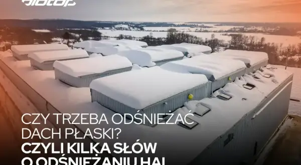 Zimowy krajobraz z halami przemysłowymi. Czy dom z płaskim dachem tanszy wymaga odśnieżania?