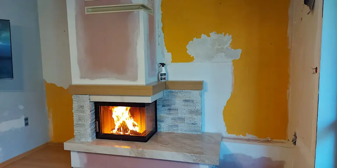 Nowy, nowoczesny kominek w salonie rozgrzewa wnętrze. Płomienie tańczą w palenisku, tworząc przytulną atmosferę.