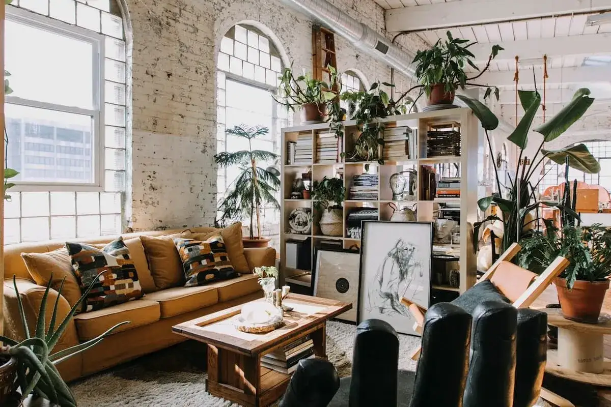 Jasne, oto opis:

Elegancki styl boho wnętrza z ż&oacute;łtą kanapą, drewnianym stolikiem i mn&oacute;stwem roślin. Duże okna wpuszczają mn&oacute;stwo światła.