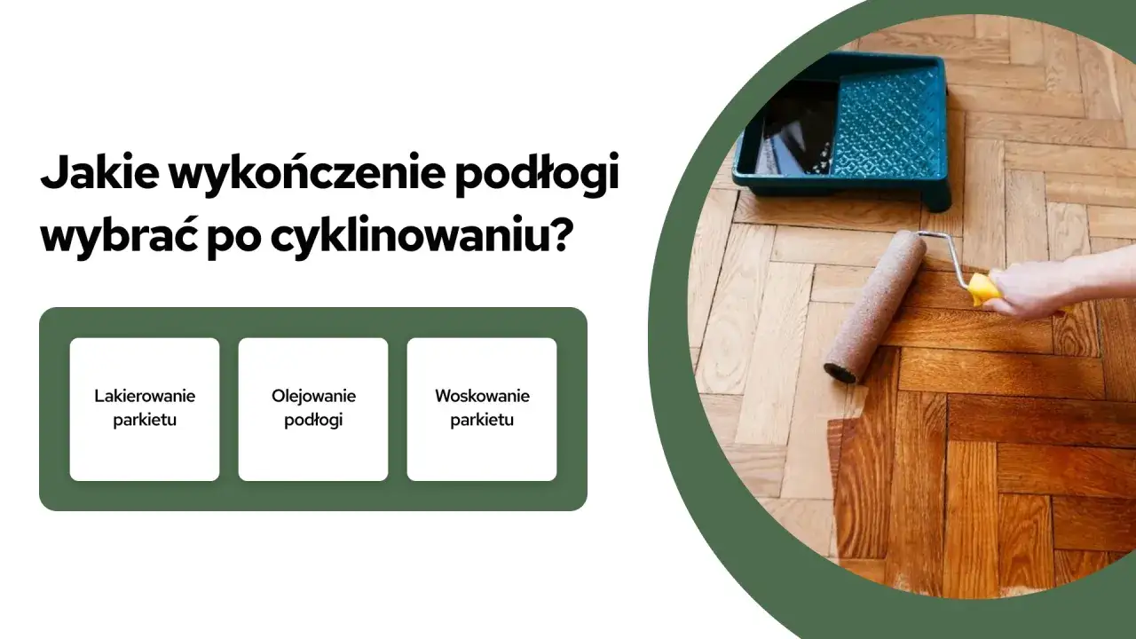Wyb&oacute;r wykończenia podłogi po cyklinowaniu: lakierowanie, olejowanie czy woskowanie? Ręka z wałkiem nakłada ciemny preparat na drewniany parkiet.