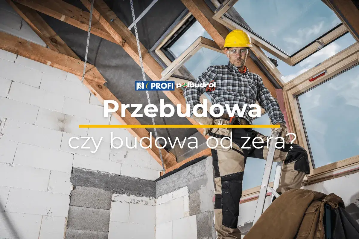 Budowlaniec w kasku na drabinie w nieukończonym domu. Remont starego domu od czego zacząć? Przebudowa czy budowa od zera?