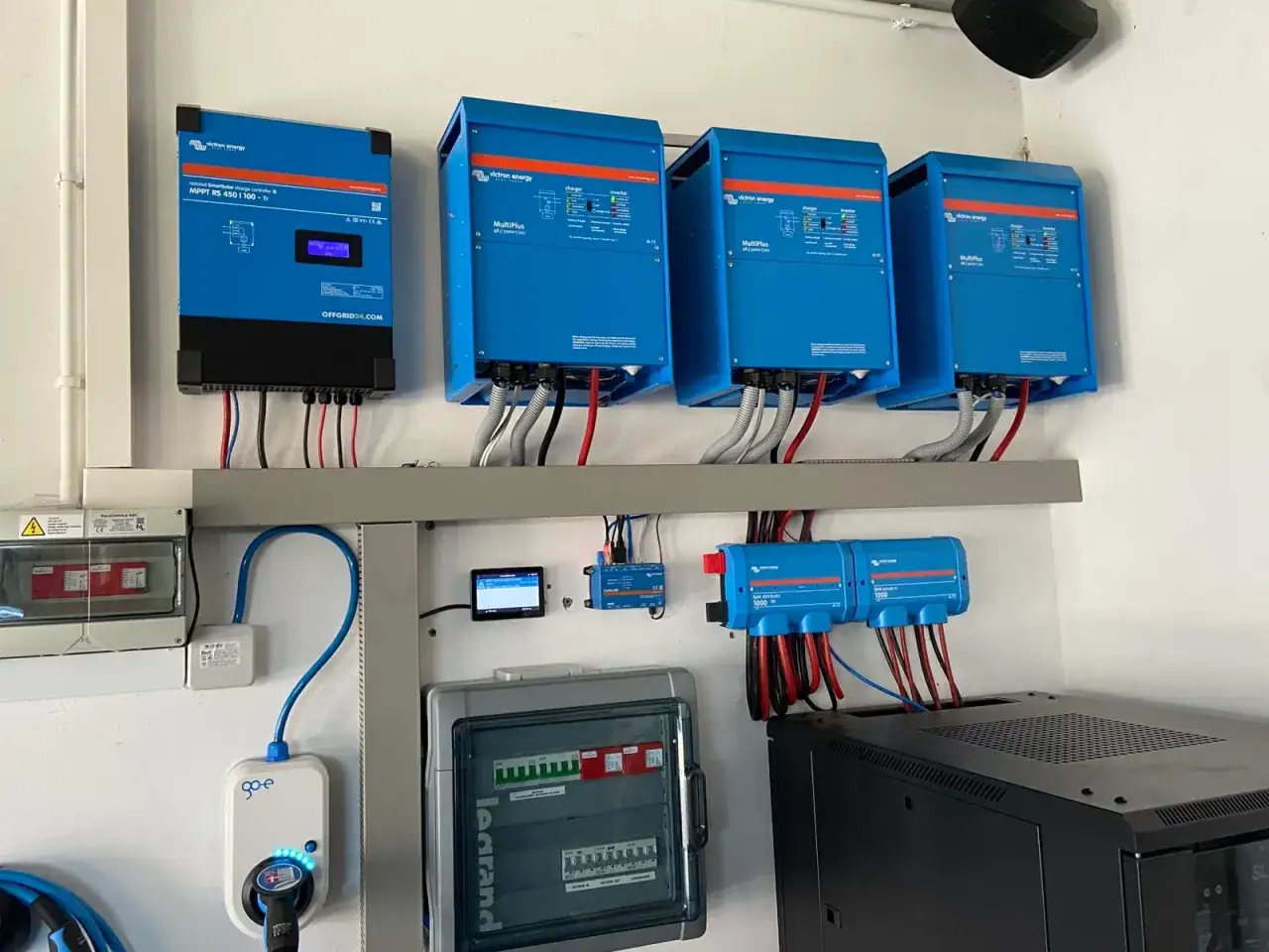 System magazynowania energii z falownikami Victron Energy. Producent magazyn&oacute;w energii oferuje zaawansowane rozwiązania.