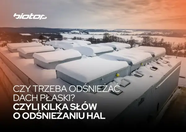 Zimowy krajobraz z halami przemysłowymi. Czy dom z płaskim dachem tanszy wymaga odśnieżania?